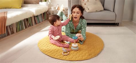 Bebeluș jucându-se cu jucării