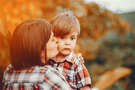 Fotografie cu un medic pediatru zâmbind unui copil