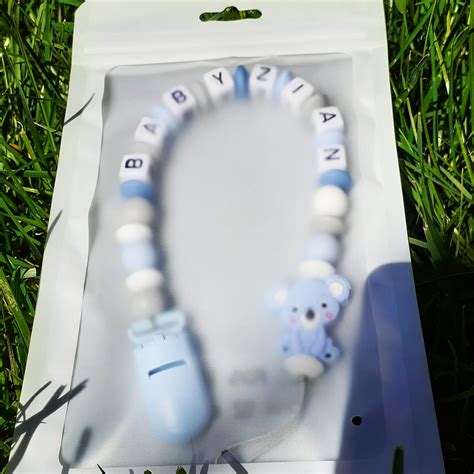 Bebeluș fericit cu suzetă