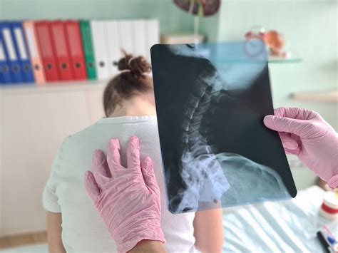 Infografic: calea diagnosticării scoliozei la copii (incluzând Adams, Cobb, Risser, radiografii EOS)