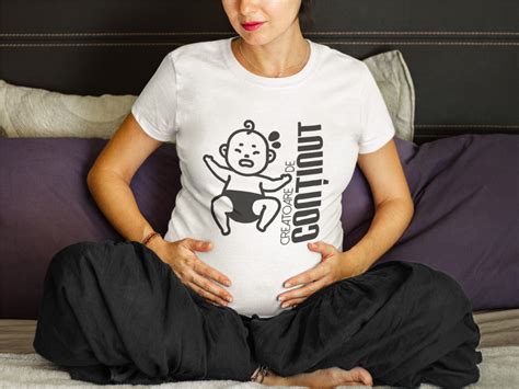 Femeie însărcinată radiind bucurie