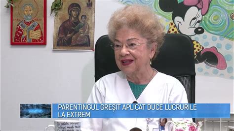 Dr. Niculina Jianu examinând un copil