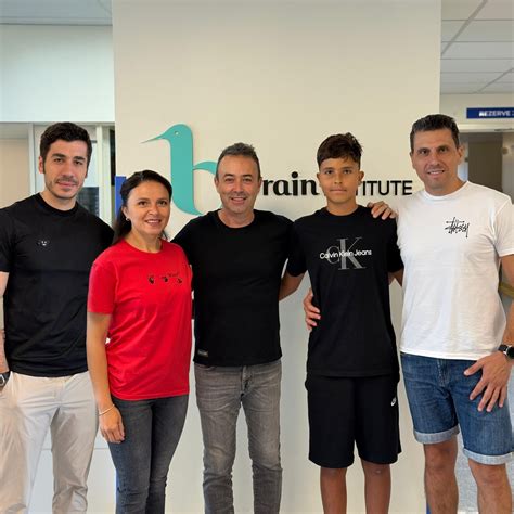 Echipa medicală din sala de operație (neurochirurgi, specialiști ATI)