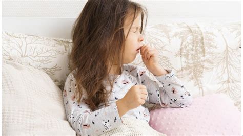 Copil care tușește