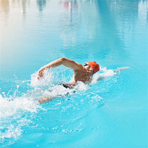 Copil practicând înotul