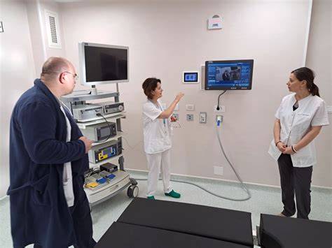 Infografic: fluxuri functionale într-un pavilion medical modernizat (circulații pacienti, personal, aprovizionare)