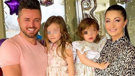 Gabriela Cristea și Tavi Clonda cu cele două fetițe