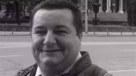 Grup de medici pediatri discuta diagnosticul în timpul unei consultații