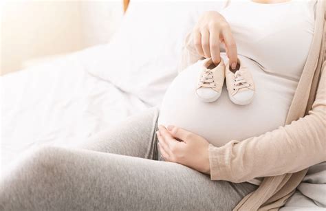 Femeie însărcinată cu dureri abdominale