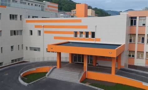 Imagine: intrarea Spitalului Ioan Lascăr Comănești și zona de acces la unitate