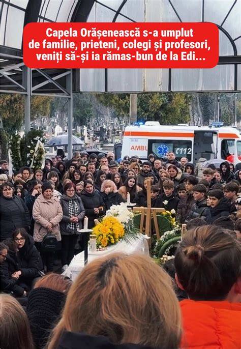 Imagine de la ceremonia de înmormântare, cu sicriul pe podiumul amenajat în curtea spitalului