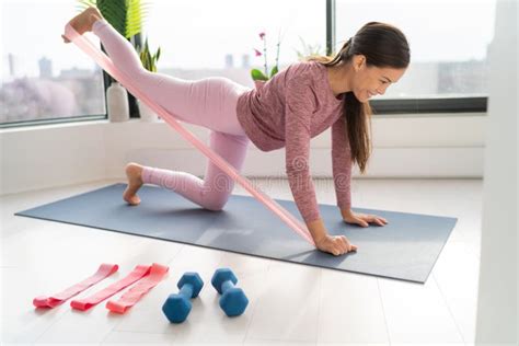 Femeie însărcinată făcând exerciții de stretching pentru picioare