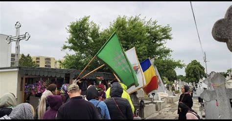 Fotografie din tabără cu copii, simboluri legionare și drapel