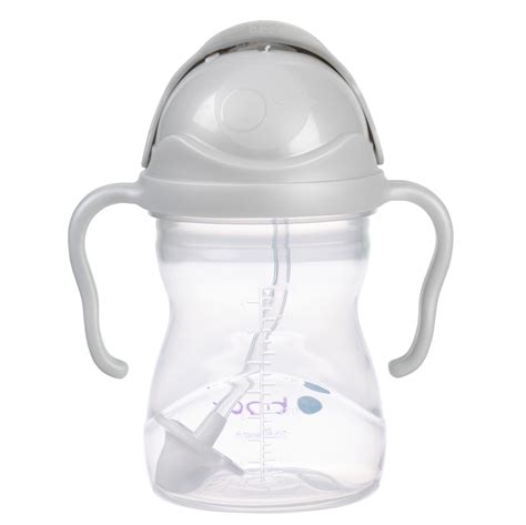 Bebeluș care bea apă dintr-o cană cu pai