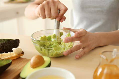 Infografic: Cum acționează avocado organic în hidratarea pielii copiilor