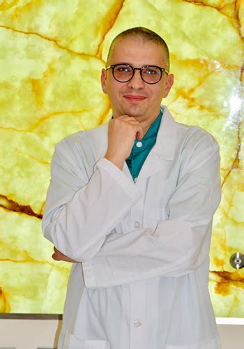 Infografic: traseul profesional al lui Dr. Ioan Marinescu, cu variante de intervenții reconstructive și estetice