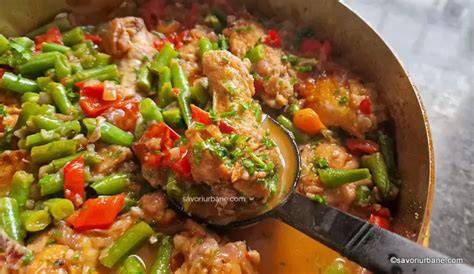 Imaginea unei oale cu fasole verde păstăi și carne, în bucătărie