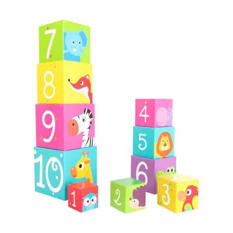 Bebeluș de 7 luni jucându-se cu cuburi