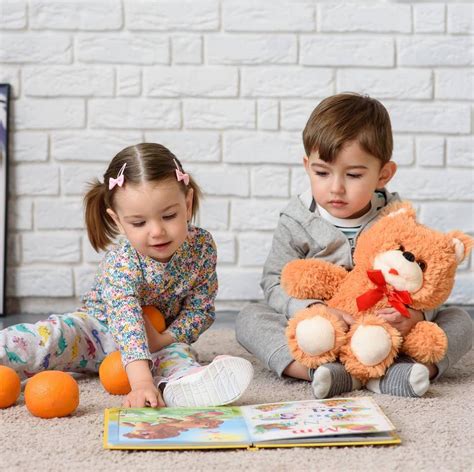 Mamă citind o carte ilustrată bebelușului