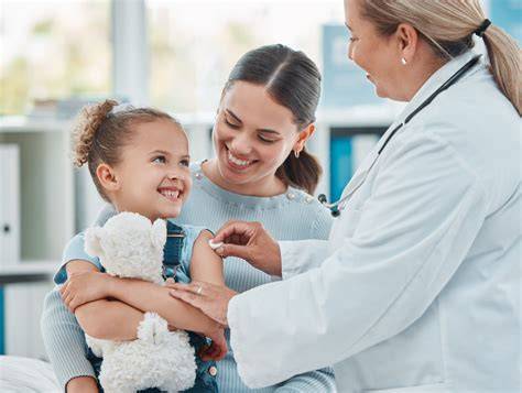 asistent medical pediatric zambind cu copilul in cabinet