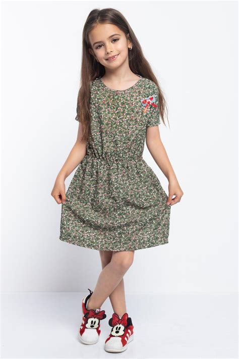 Copil îmbrăcat în haine de bumbac ușoare