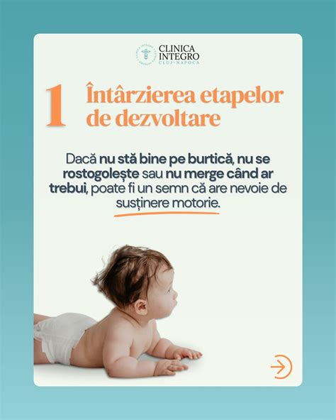 Bebeluș care stă pe burtică sub supraveghere