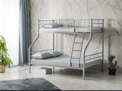 Pat supraetajat din metal