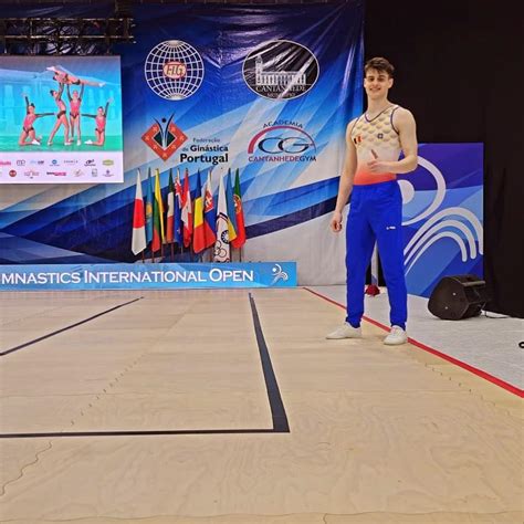 Jucării suspendate pe arcada covorașului de gimnastică