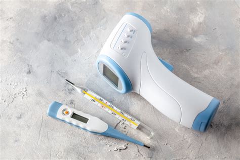 Femeie care măsoară temperatura corporală