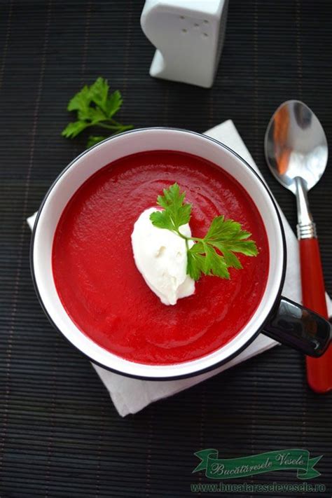 farfurie cu supa crema de sfecla rosie
