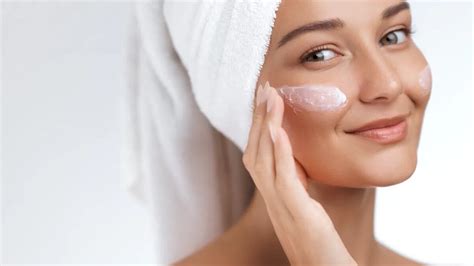 Femeie folosind absorbant postnatal