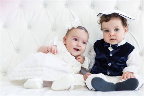 Vitrine luminoase cu rochite si costumase pentru copii in vitrina Anne Bebe