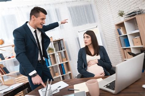 Femei însărcinate la birou