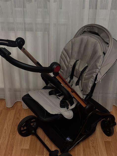 Imagine de prezentare a unui cărucior 3 în 1 CHICCO cu landou, scoică auto și mod de șezut