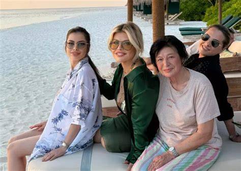 Imagine de pe plajă cu Hazel și mama ei în vacanță la mare