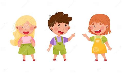 Copii jucându-se fericiți