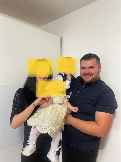 Femeie cu doi copii mici într-un magazin de articole pentru copii