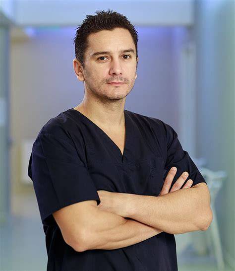 Infografic: traseul formarii profesionale si specializarile Dr. Gabriel Mitroi