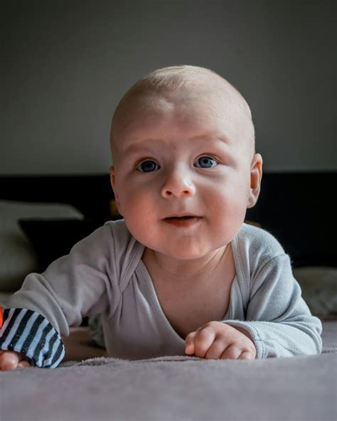 Imagine tematică despre bebe: copil mic, familiei, conotații afective