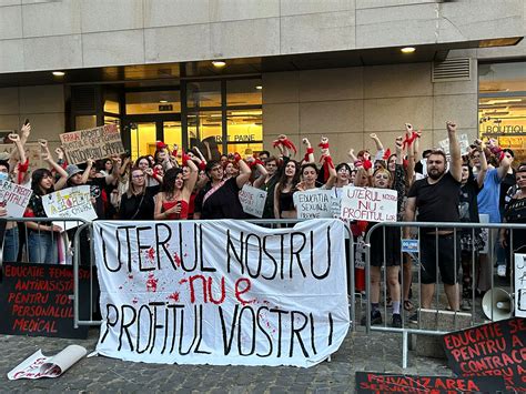 Femei protestând pentru dreptul la avort