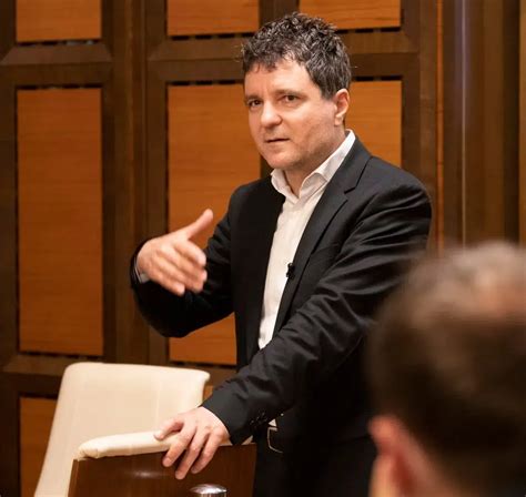 Bebeluș fericit în colac la piscină