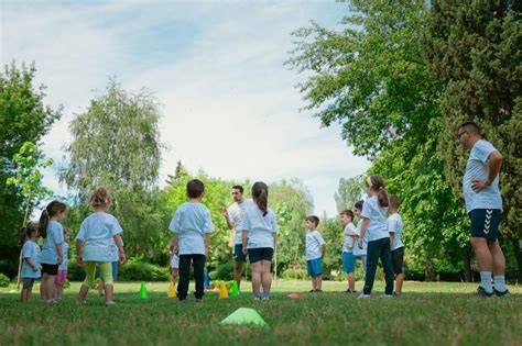 familie facând activități fizice cu copilul