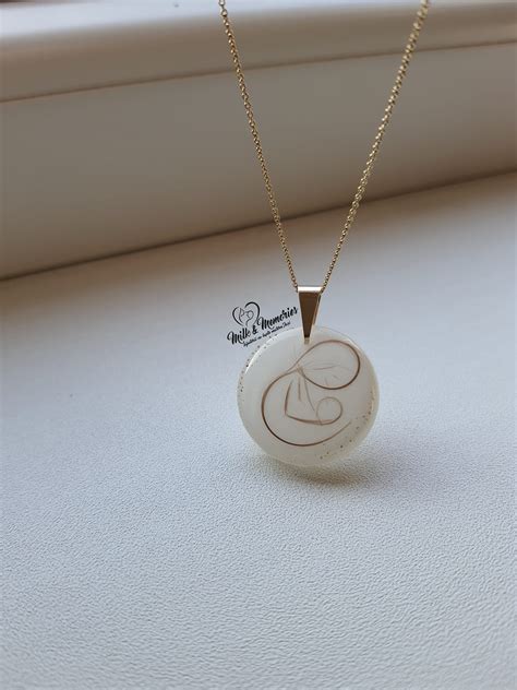 Procesul de creare a bijuteriilor cu lapte matern