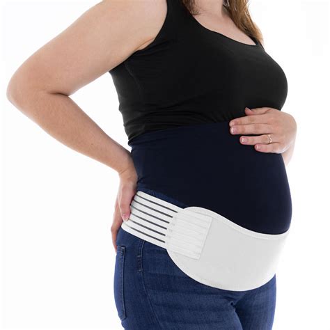 Femeie însărcinată purtând o centură de suport abdominal